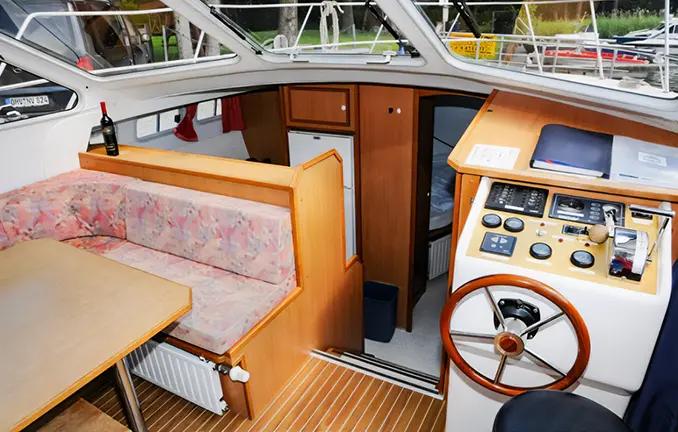 Hausboot Tarpon 42 - Innensteuerstand Hausboot 'Tarpon 42'