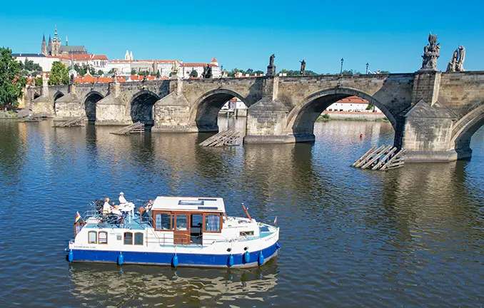 Hausboot auf der Moldau bei Prag