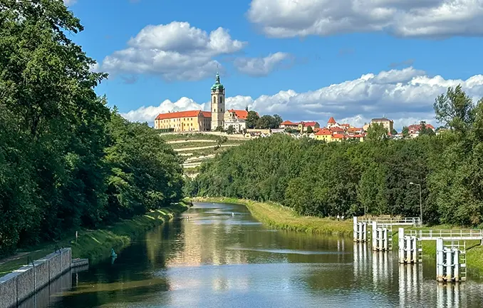 Hausboot auf der Moldau bei Prag
