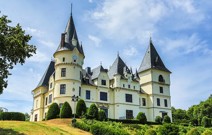 Schloss Andrássy an der Tisza (Theiß) (©TOKAJGUIDE - stock.adobe.com) Schloss Andrássy an der Tisza (Theiß)