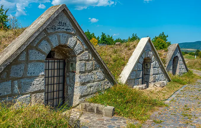 Weinkeller an der Tisza bei Tokay (©dudlajzov - stock.adobe.com) Traditionelle Weinkeller an der Tisza (Theiß) in Ungarn bei Tikaj