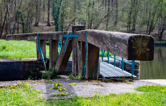 Altes Schleusentor - Handbedienung am Canal du Nivernais Altes Schleusentor - Handbedienung am Canal du Nivernais