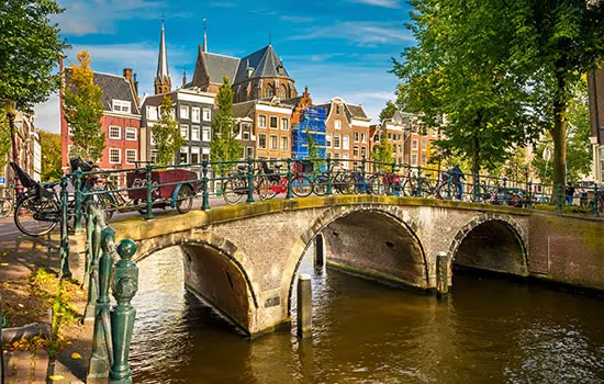 Amsterdam - Brücke, Grachten und typisch holländische Häuser