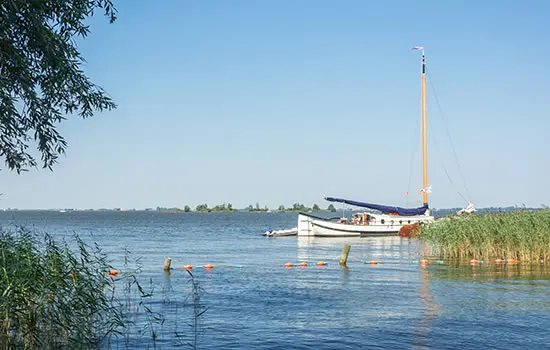 Bootstour - auf einem See in Friesland