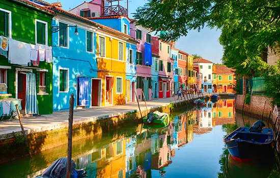 Ziel für eine Tour mit dem Hausboot - Burano in der Lagune von Venedig