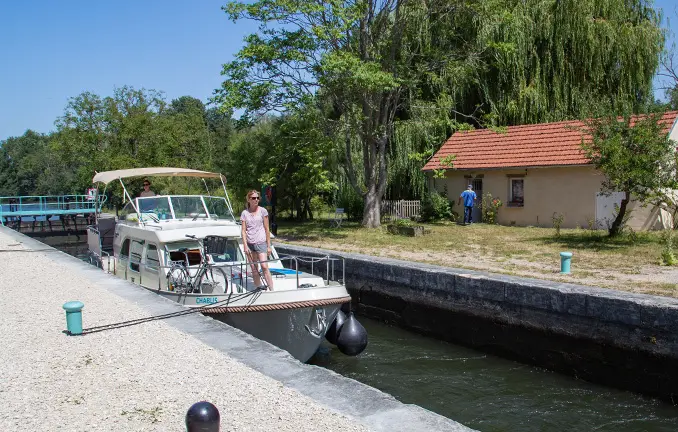 Boot in einer Schleuse auf dem Canal du Nivernais