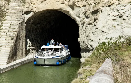 Hausboot im Tunnel von Malpas - Canal du Midi