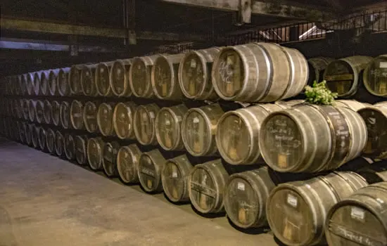 Cognac-Fässer im Keller von Hennessy