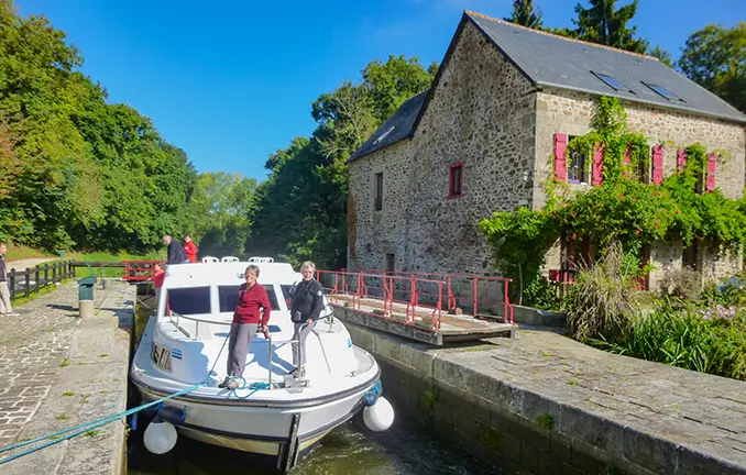 Hausboot Bretagne - Boot in einer Schleuse