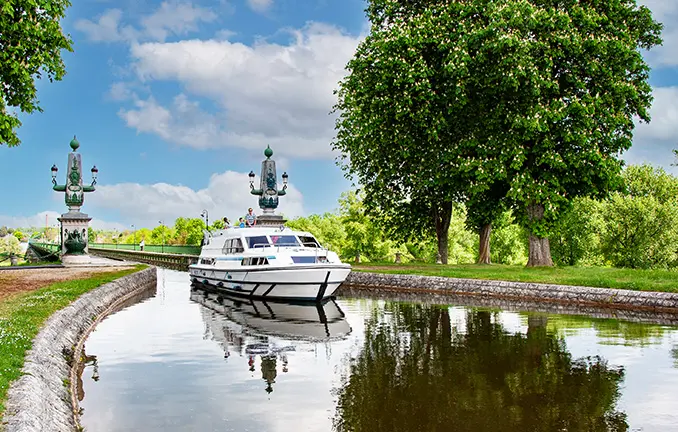Hausboot bei Briare - Pont Canal - Loire-Seitenkanal Hausboot bei Briare - Pont Canal - Loire-Seitenkanal