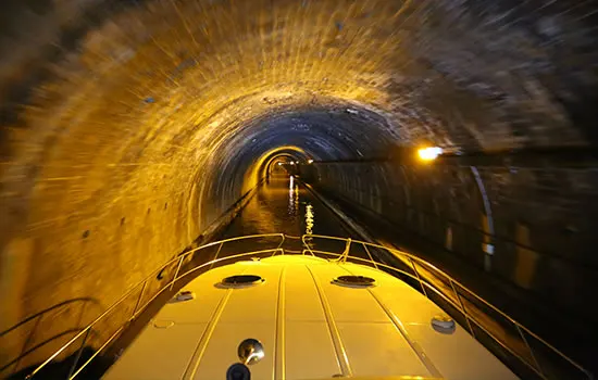 Hausboot im Tunnel bei Arzwiller