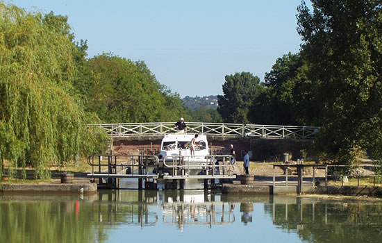 Hausboot in der Schleuse auf dem Garonne-Seitenkanal