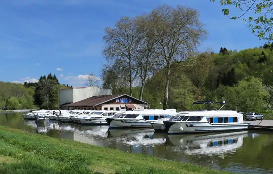 Hausboot von Le Boat  im Hafen von Fontenoy le Chateau am Vogesen-Kanal