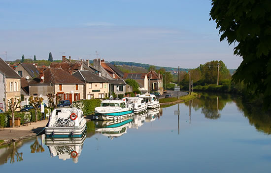 Hausboote auf dem Loire Seitenkanal bei Sancerre