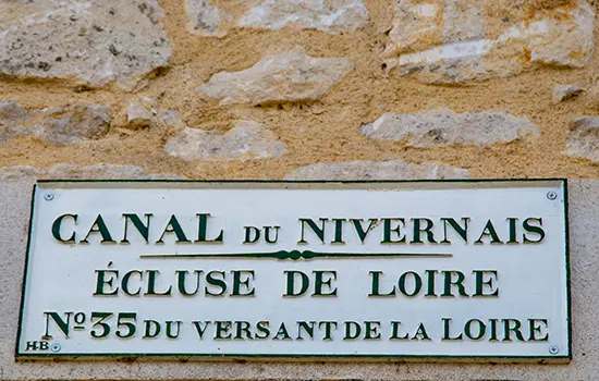 Schleusen 55 - von der Loire zum Canal du Nivernais - Schild am Schleusenwärterhaus