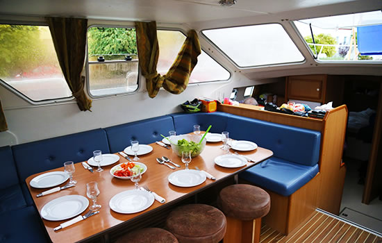 alles an Bord - Hausboote sind komplett für herrliche Hausbootfertien ausgestattet.