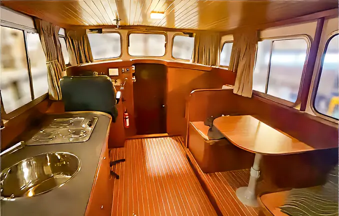 Motorboot Gillessen Vlet 970 - gemütlicher Sitzplatz im Salon