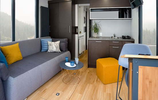 Bungalowboot 'Campi 300' Wohnzimmer mit Esstisch und Küche