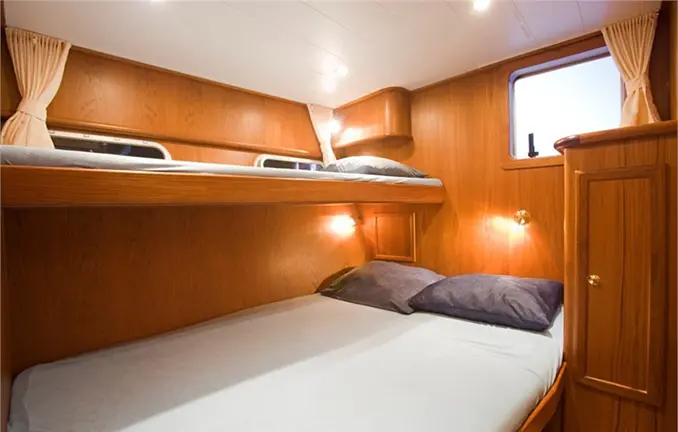 Motorboot Impression 1280 - Kabine mit Doppelbett Motorboot Impression 1280 - Kabine