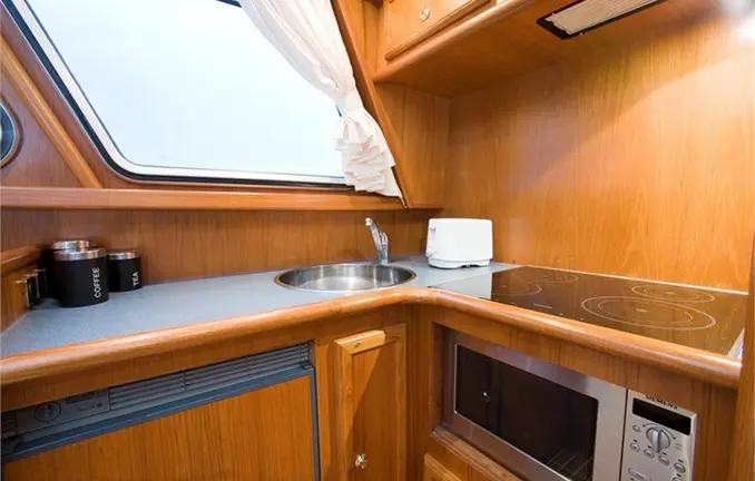 Motorboot Impression 1280 - Küche an Bord Motorboot Impression 1280 - Küche