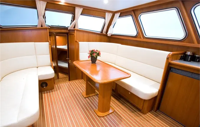 Motorboot Impression 1280 - gemütlicher Sitzplatz im Salon Motorboot Impression 1280 - gemütlicher Sitzplatz im Salon