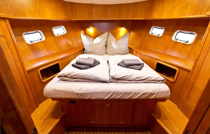 Motorboot 'Alexis 12' - Kabine mit einem Doppelbett