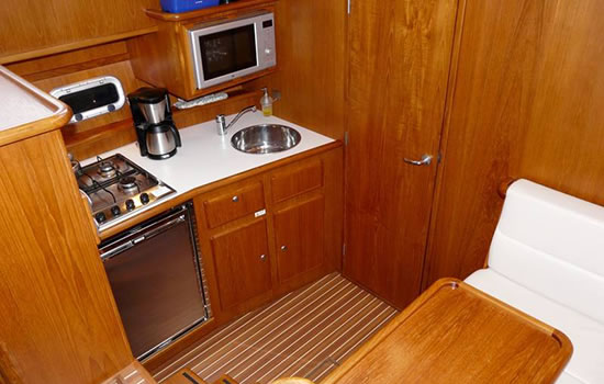 Küche (Pantry) an Bord der Renal 36
