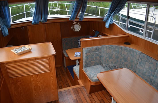 Motorboot Renal 40 - heller Salon mit guter Sicht