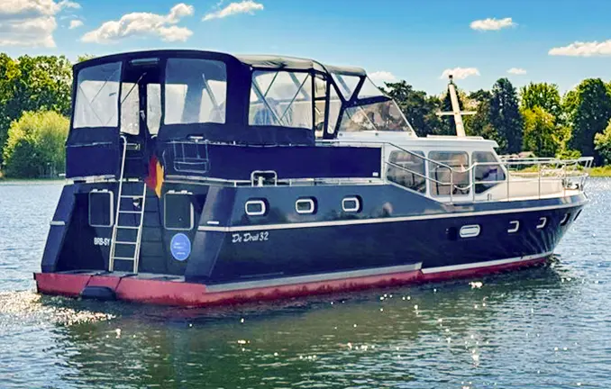 Hausboot 'Renal 45' - gwschütztes Cockpit