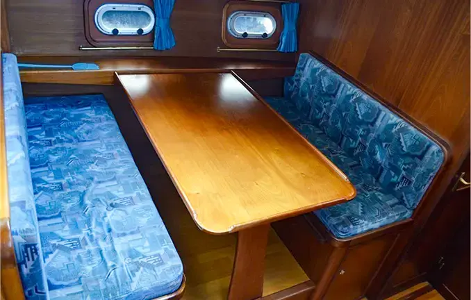 Motorboot Tyvano 1340 - gemütlicher Sitzplatz im Salon