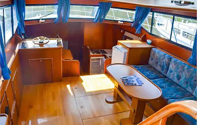 Motorboot Tyvano 1450 - gemütlicher Sitzplatz im Salon Motorboot Tyvano 1450 - gemütlicher Sitzplatz im Salon
