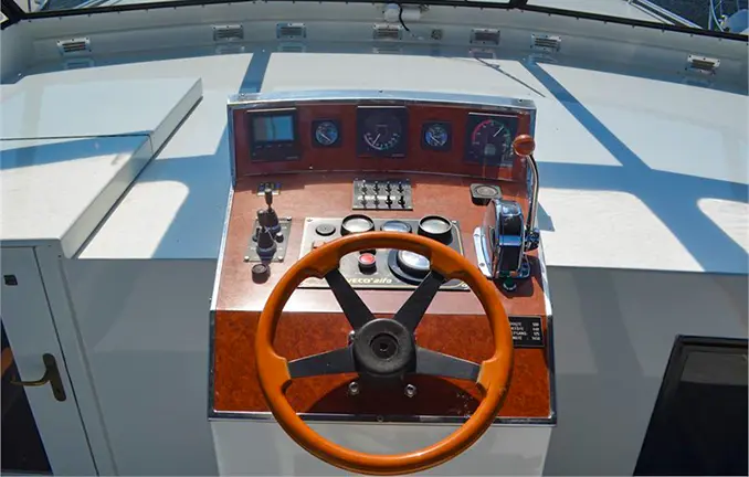 Motorboot Tyvano 1450 - Steuerstand außen Motorboot Tyvano 1450 - Außensteuerstand