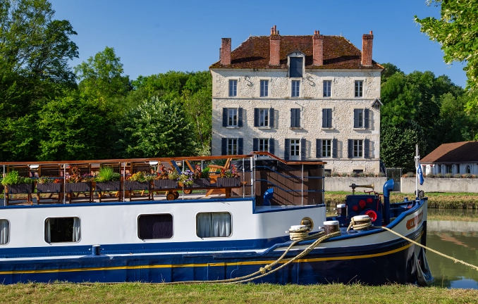 Hotelschiff in Ancy-le-Franc auf dem Canal de Bourgogne Hotelschiff in Ancy-le-Franc auf dem Canal de Bourgogne