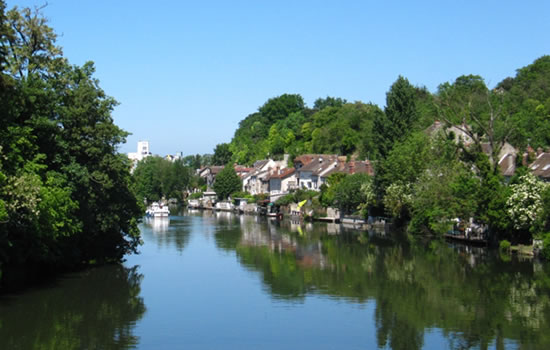 Hausboot auf einem Kanal in Frankreich
