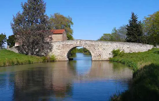 Canal du Midi - typische traditionelle Brücke
