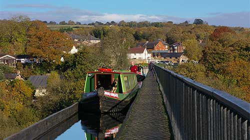 Mit dem Narrow Boat auf der Kanalbrücke