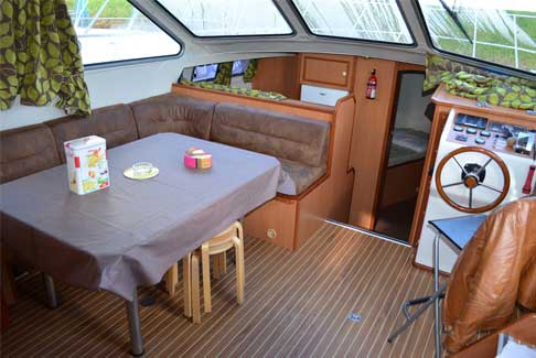 Hausboot Tarpon 42 - Salon mit Sitzecke, Steuerstand und Niedergang zur Kabine