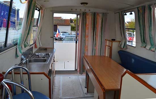 Hausboot Triton 1050 - Wohnbereich und Küche