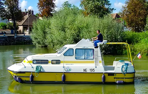 Hausboot 'Triton 860 Fly' - ein Charterboot mit 1 Kabinen Hausboot 'Triton 860 Fly'