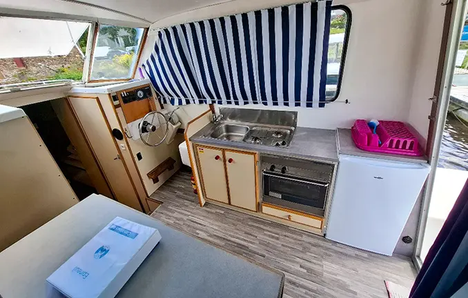 Hausboot Triton 860 - unter Deck mit Innensteuerstand und Küche Hausboot 'Triton 860'