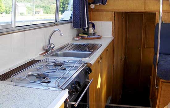 Küche auf dem Hausboot Viking