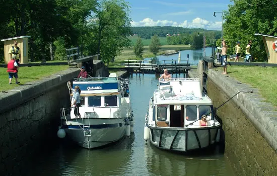 Göta-Kanal - Mietboote in der Schleuse