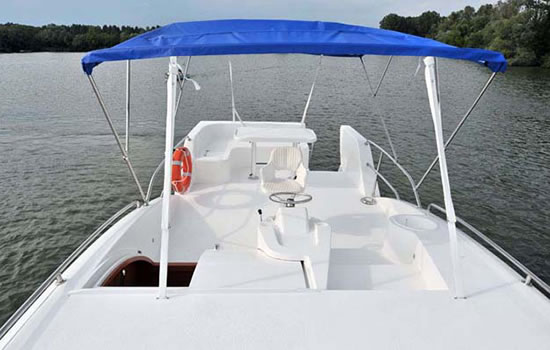 Hausboot Minuetto 6+ - Außensteuerstand und Terrasse mit Sonnenschutz (Bimini-Top)