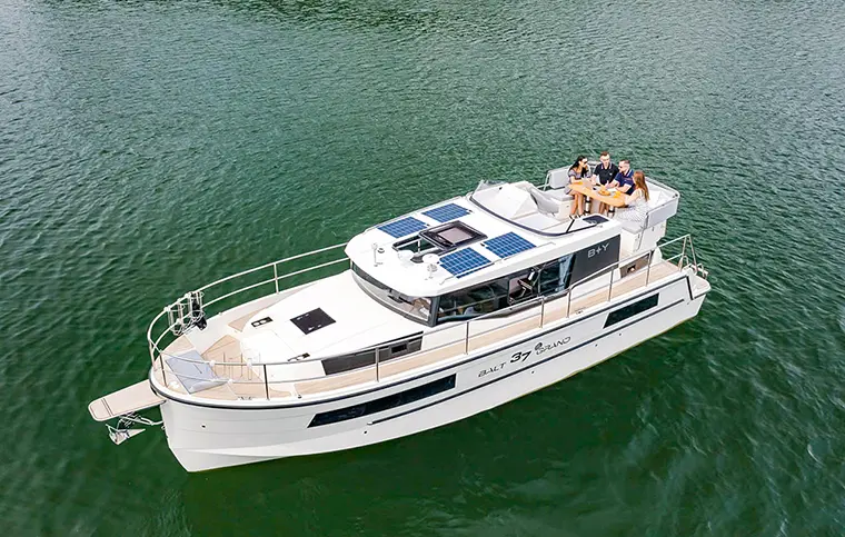 Hausboot 'Balt Yacht Grand 37' unterwegs
