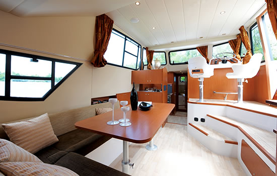 Hausboot Minuetto 6+ - Salon und Innensteuerstand