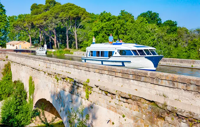 Brücke mit Charterboot auf dem Canal du Midi