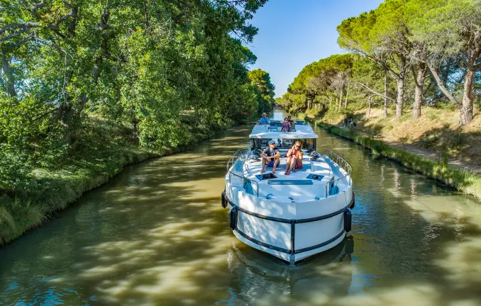 Modernes Hausboot auf dem Canal du Midi
