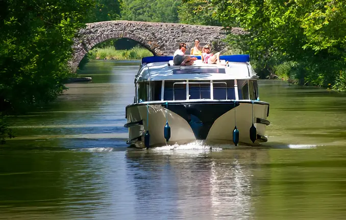 gemauerte alte Brücke über dem Canal du Midi