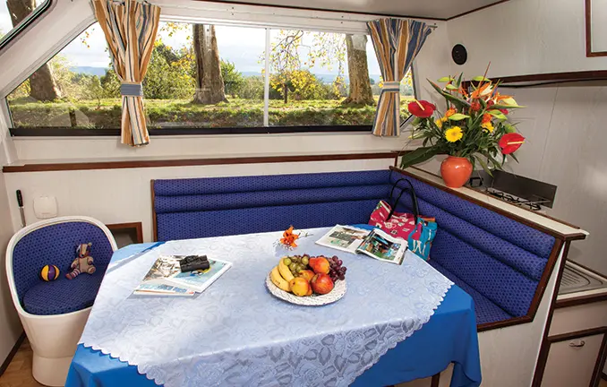 Hausboot 'Corvette' Salon