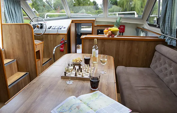 Hausboot 'Crusader'- Sitzecke im Salon Hausboot 'Crusader' - Salon
